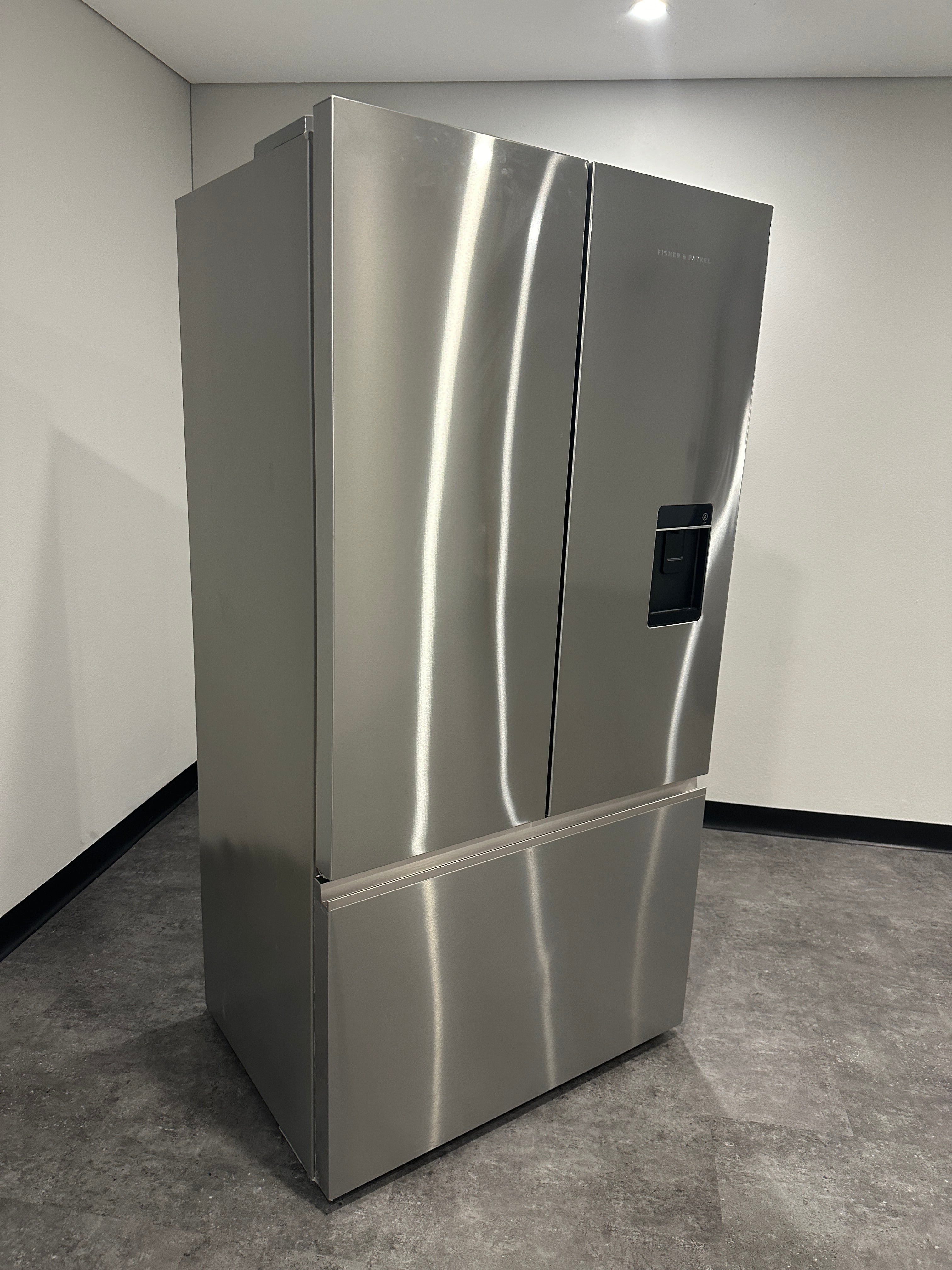 RF610ANUX5 Fisher & Paykel 569L Freestanding French Door Fridge