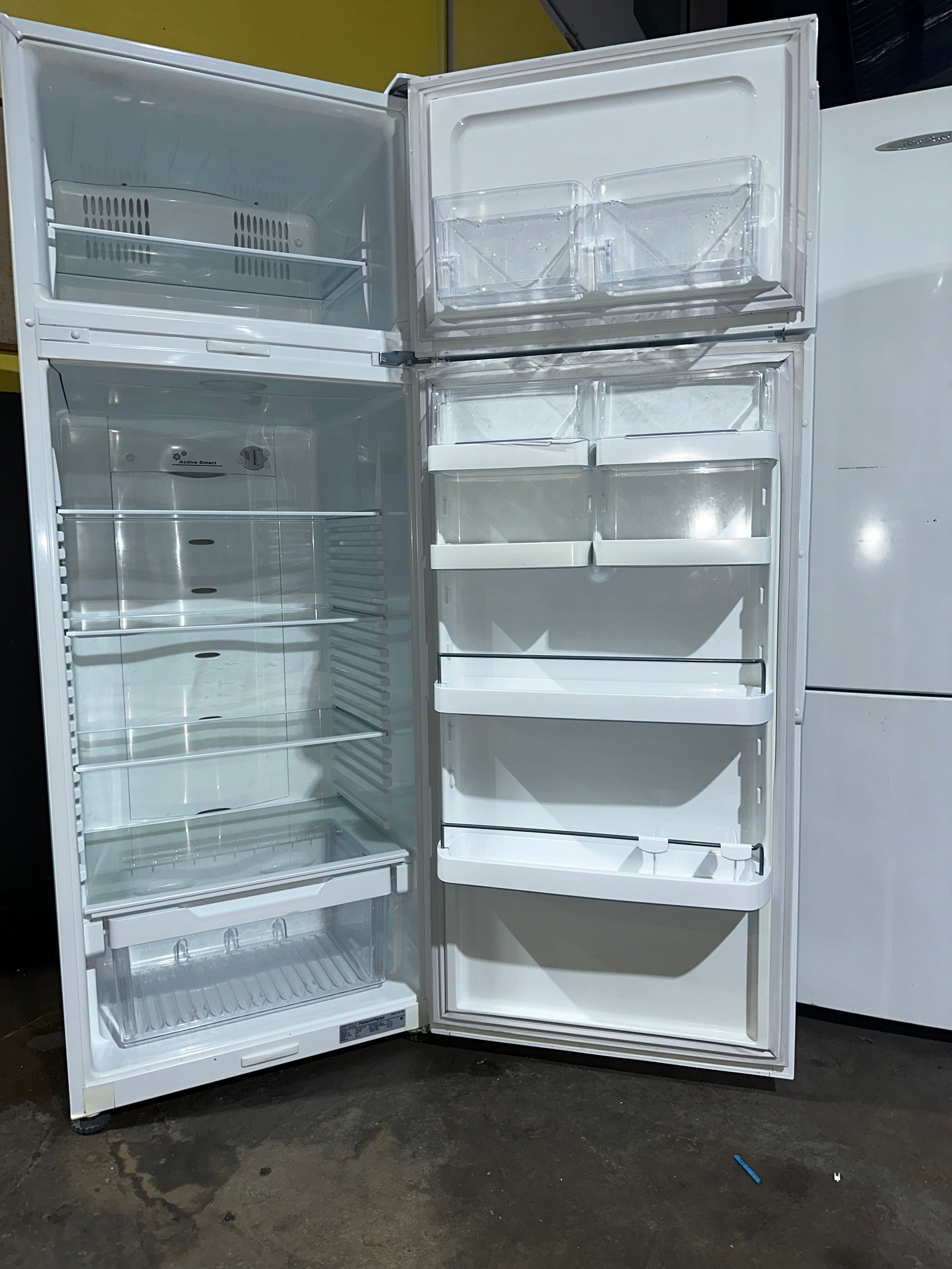 E411TRT Fisher & Paykel 411 L  Top Mount Refrigerator