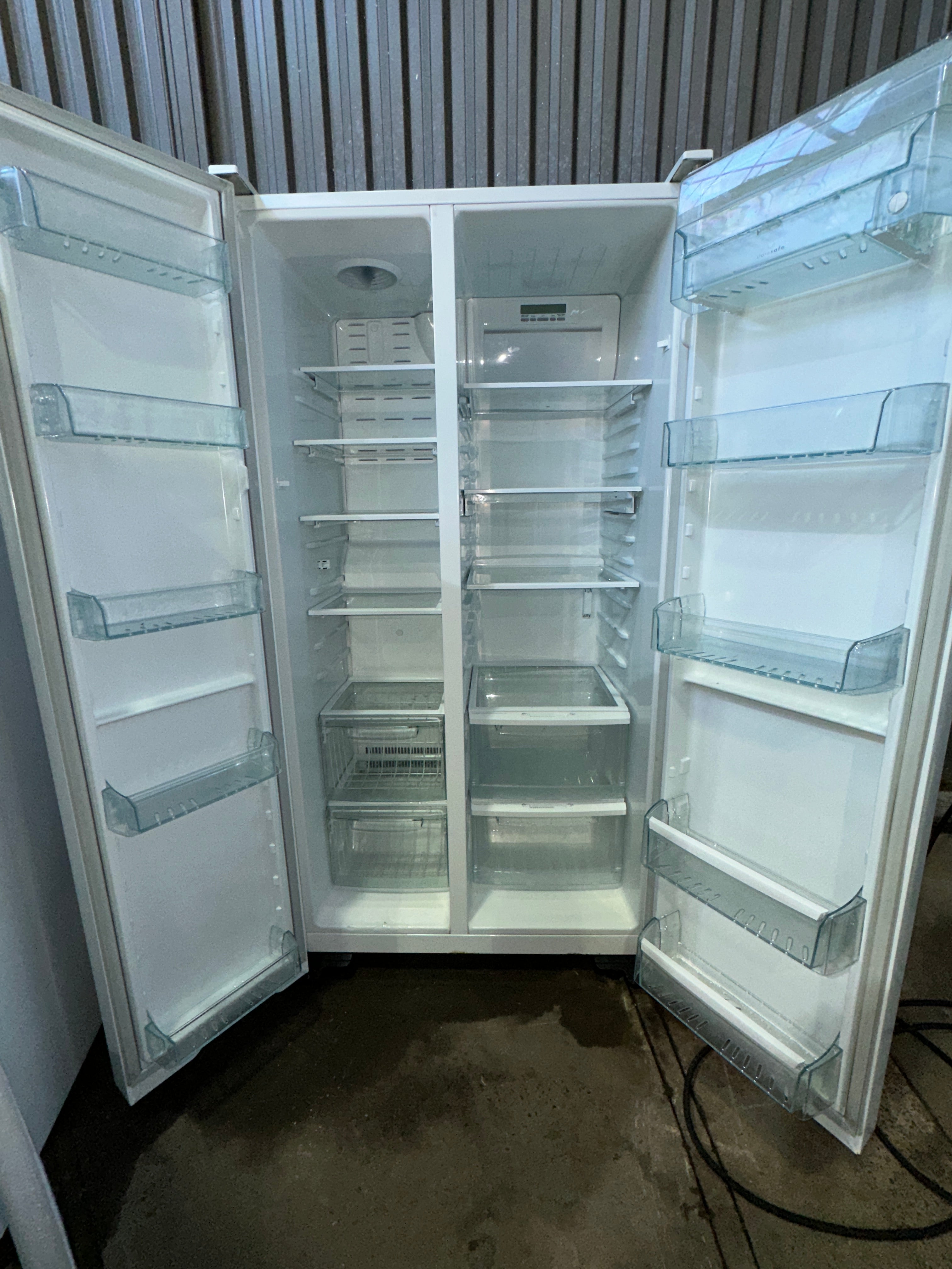 606 L Westinghouse WSE6100WF Side By Side White Refrigerator