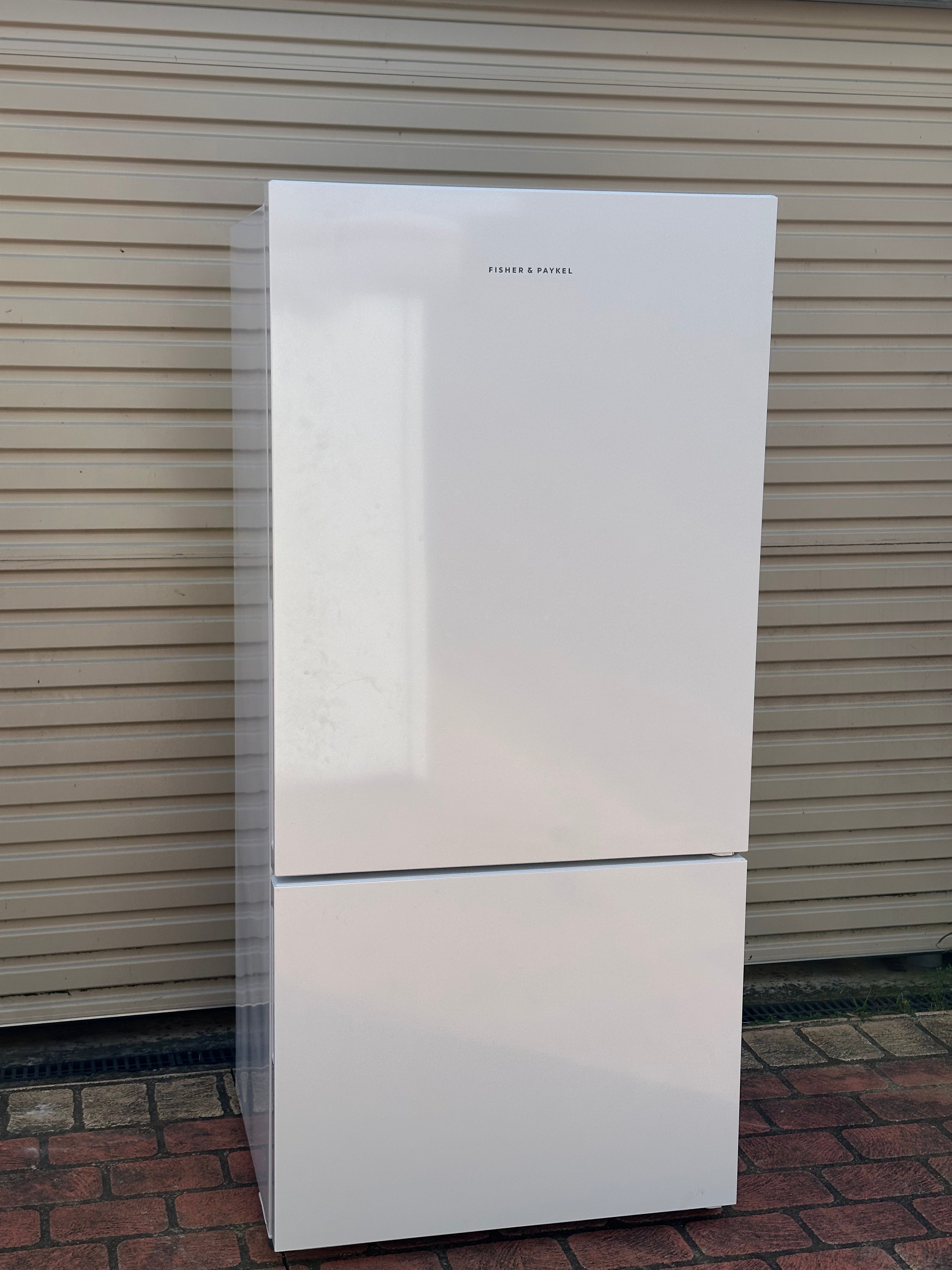 494 L Fisher & Paykel RF522BRPW6 Bottom Mount Refrigerator