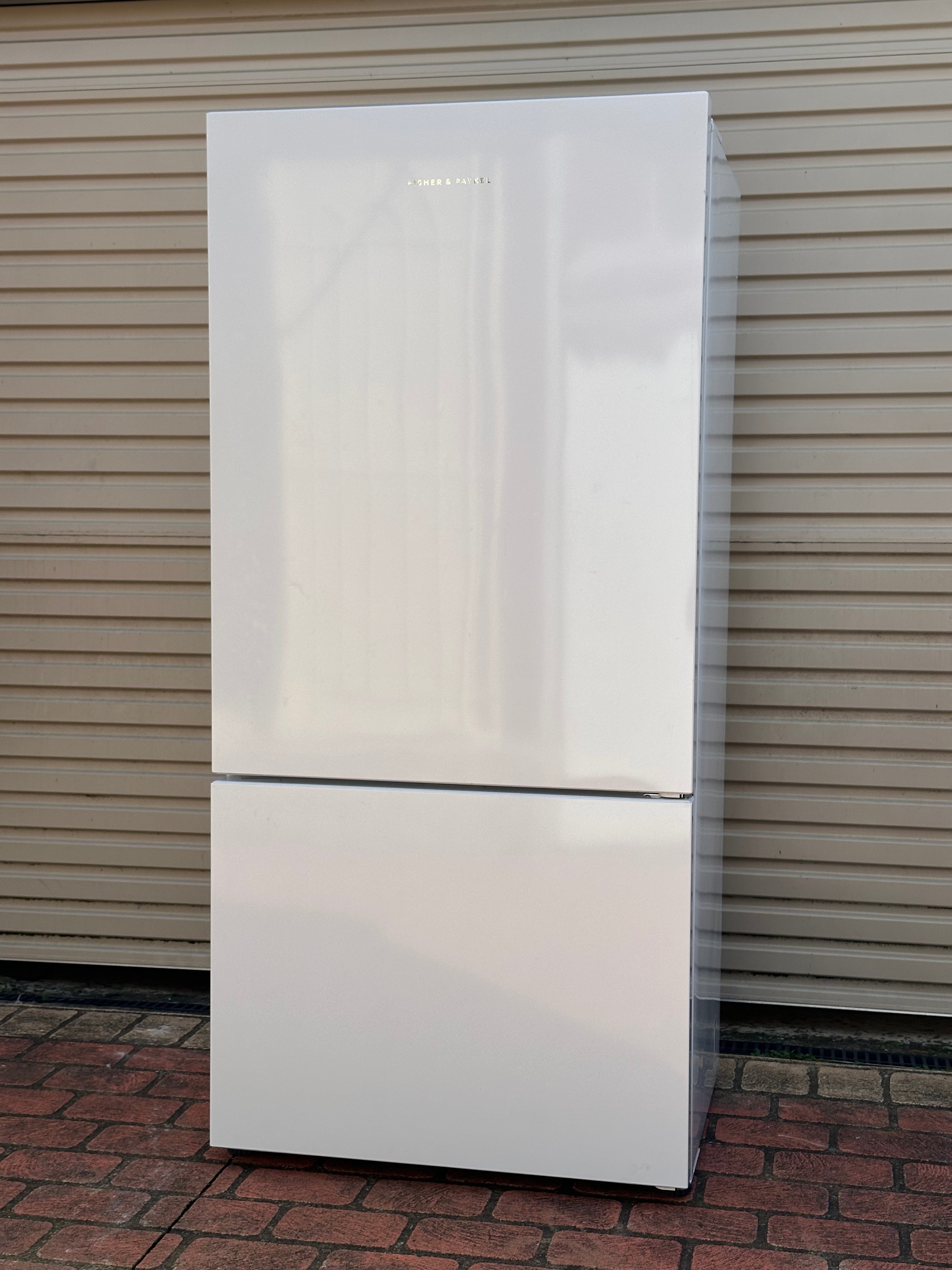 494 L Fisher & Paykel RF522BRPW6 Bottom Mount Refrigerator