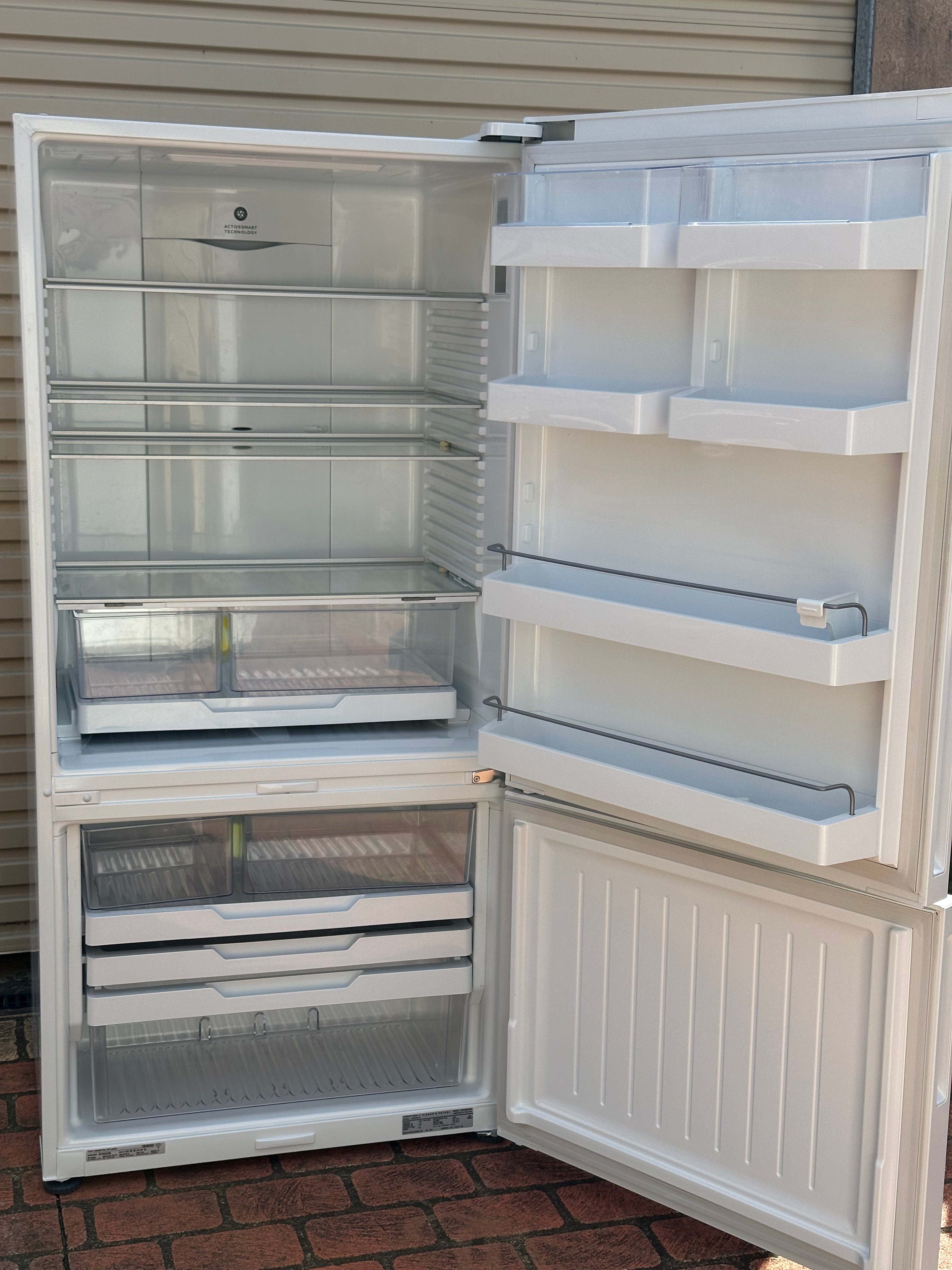 494 L Fisher & Paykel RF522BRPW6 Bottom Mount Refrigerator