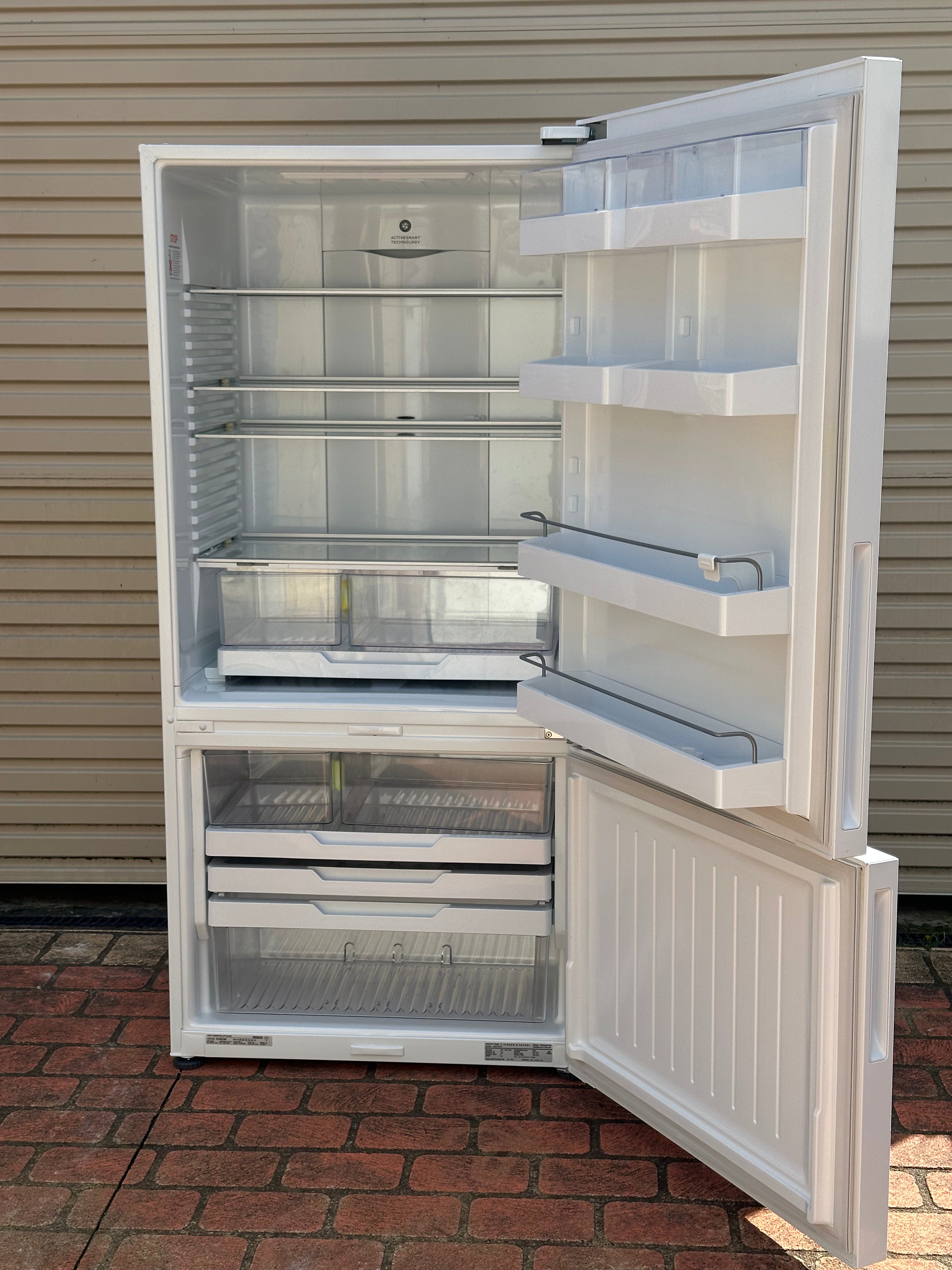 494 L Fisher & Paykel RF522BRPW6 Bottom Mount Refrigerator